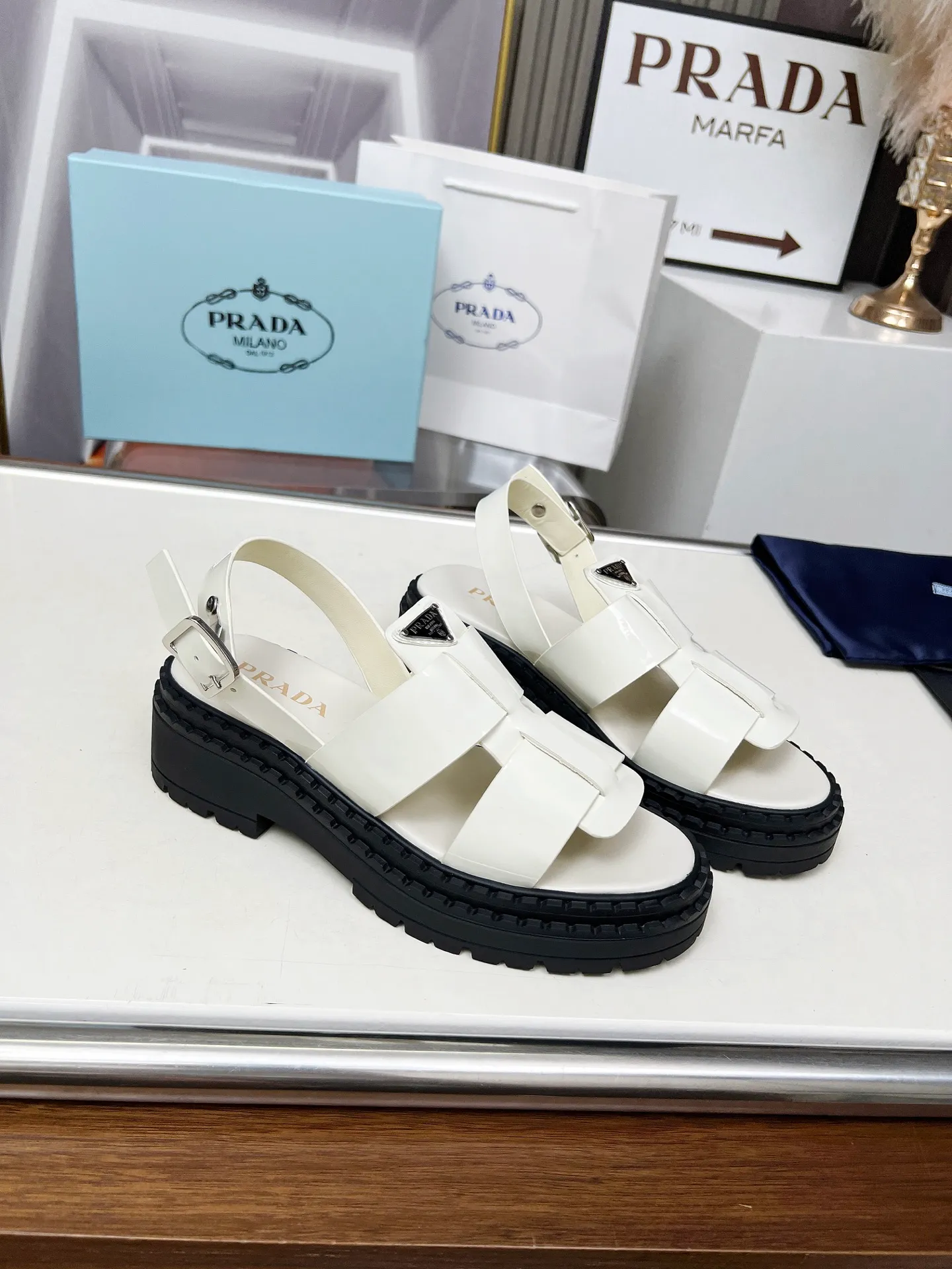 👟👟Ex-factory price 420👟👟 PRADA/Prada 25ss new spring and summer sandals. The simple design is probably the most popular thing about it. It is not the kind that is found on the street. It has its own brand personality. The fabric is made of calfskin and the lining is mixed sheepskin. Heel height: 4.5cm Size: #35-41 (35 41 custom-made is not returnable)